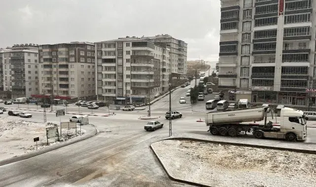Besni'de dolu ve kar yağışı etkili oldu
