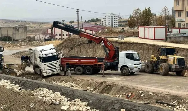 Yoldan çıkan tır trafiği kapattı