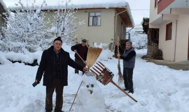 Tokat'ta köy halkı kar yağışını türkülerle karşıladı