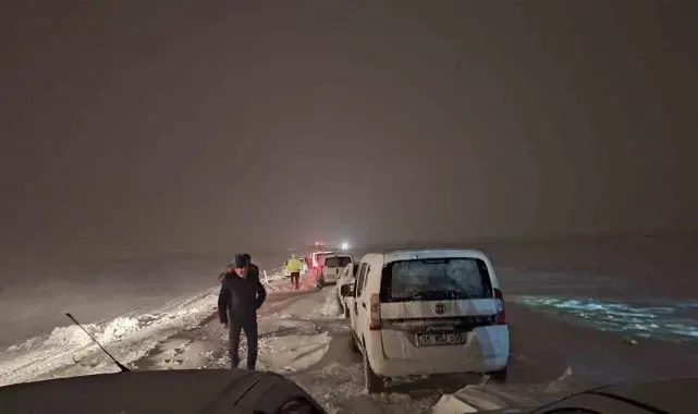 Kayseri'de tipi nedeniyle yolda mahsur kalan 100'ü aşkın vatandaş kurtarıldı