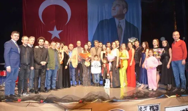 Öğretmenler hem çaldı, hem söyledi