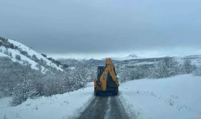 Elazığ'da kapalı yolların açılması için çalışmalar devam ediyor