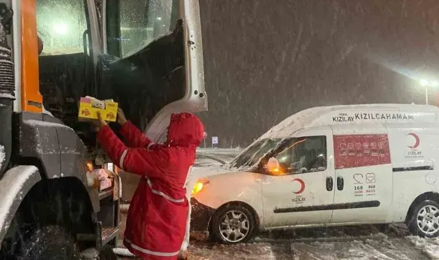 Kızılcahamam'da kar mağdurlarına Kızılay'dan sıcak çay ikramı