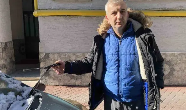 Kimliği belirsiz şahıs 10 aracın sileceklerini kırdı, vatandaşlar başlarına gelen olayı gazetecilerden öğrendi