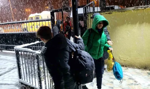 Karda mahsur kalan 21 kişiyi, AFAD kurtardı