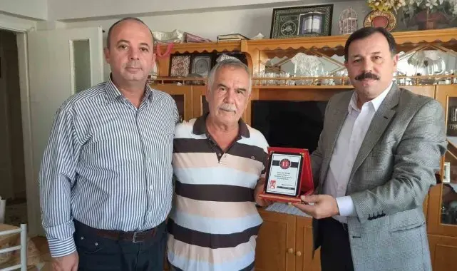 'Onbir onbir Bilecikliler Grubu'ndan 'Öğretmenler Günü'nde emekli öğretmenlere plaket takdimi