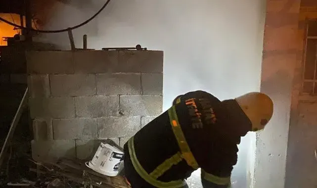 Kırıkhan'da evin odunluğu yandı