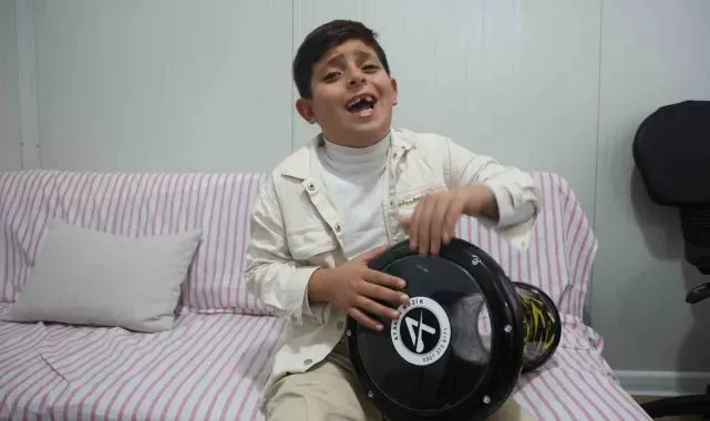 Şarkı söylerken kendinden geçen 9 yaşındaki Ahmet, söylediği şarkıyı adeta yaşıyor