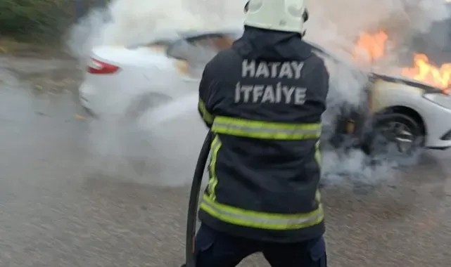 Hatay'da park halindeki otomobil alev alev yandı