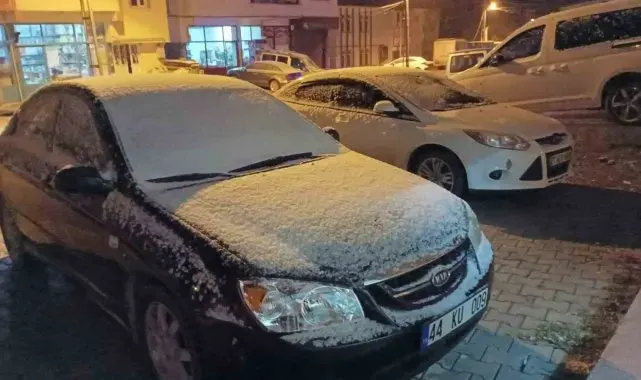 Çelikhan'da mevsimin ilk kar yağışı başladı