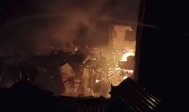 Artvin'de 2 katlı ahşap evde yangın