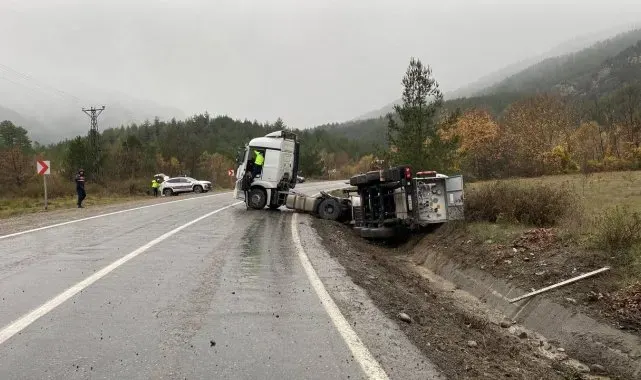 Karabük'te azot tankeri devrildi