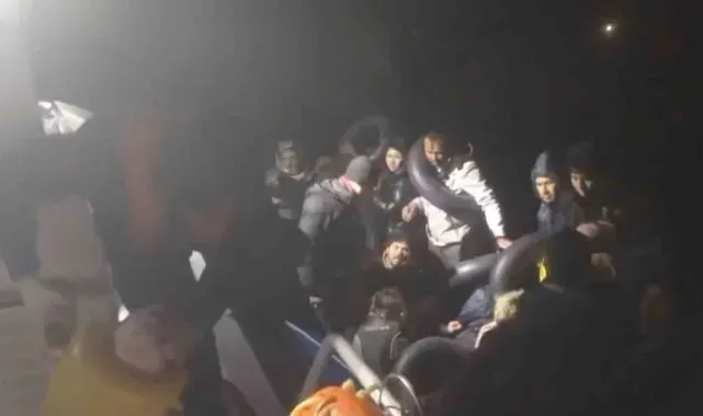 Çanakkale'de arızalanan lastik botla sürüklenen 36 kaçak göçmen kurtarıldı