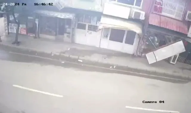 Adana'da fırtına bir iş yerinin reklam tabelasını söktü