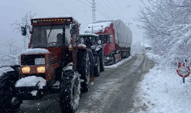 Ordu'da kar nedeniyle mahsur kalan saman yüklü tır kurtarıldı