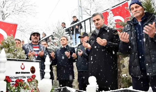 Şehit Öğretmen Necmettin Yılmaz Öğretmenler Günü'nde kabri başında anıldı