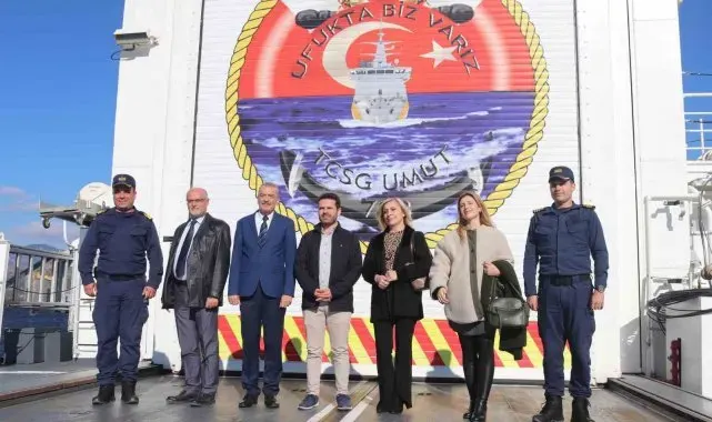 İzmir'de öğretmenler TCSG Umut Gemisi'ne misafir oldu