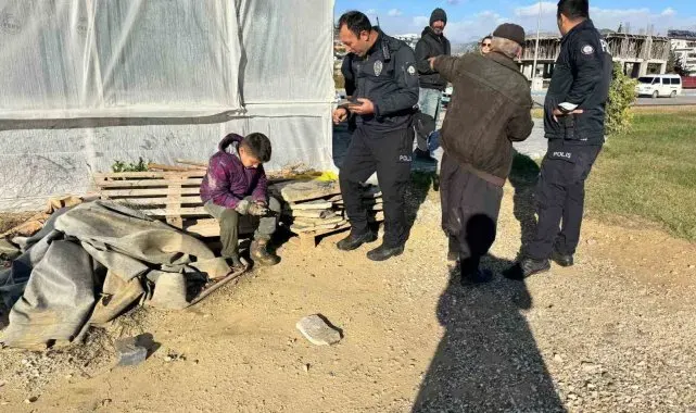 Oynamak için çaya inen 3 çocuk balçığa saplandı