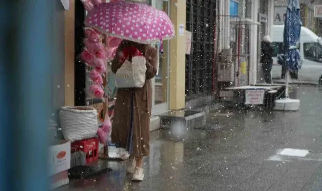 Hava sıcaklığının 10 derece birden düştüğü Bayburt'ta kar ve tipi etkili oldu