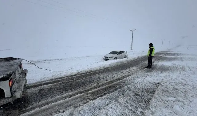 Yozgat'ta yoğun kar yağışı aracın kara saplanmasına neden oldu