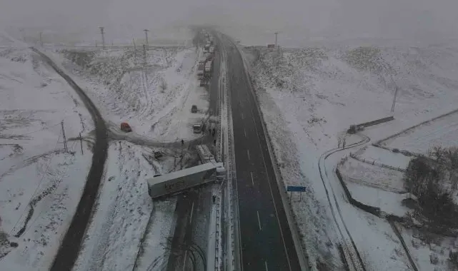 Sivas'ta yoğun kar yağışı zincirleme trafik kazasına yol açtı