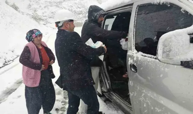 Feke Belediyesi karda mahsur kalan aileleri kurtarma çalışması başlattı