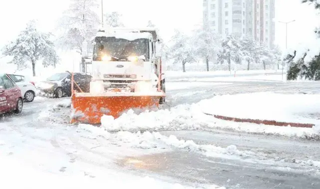 Melikgazi Belediyesi ekipleri karla mücadele için sahada