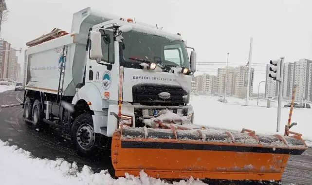 Kayseri'de kar temizleme ve tuzlama çalışması devam ediyor