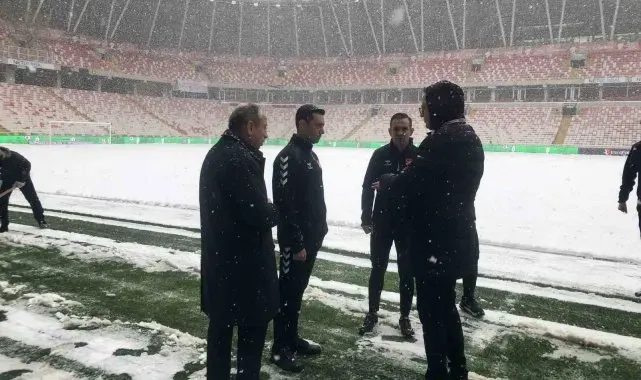 Sivasspor - Kasımpaşa maçının hakemi Burak Pakkan stadyum zeminini inceledi