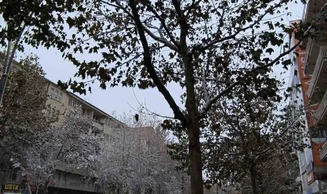 Kırşehir'de tipi etkili oldu, ekipler yolları açık tutmaya çalışıyor