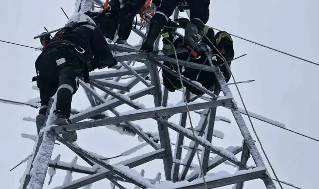 Arıza gidermek için çıktığı elektrik direğinde akıma kapıldı