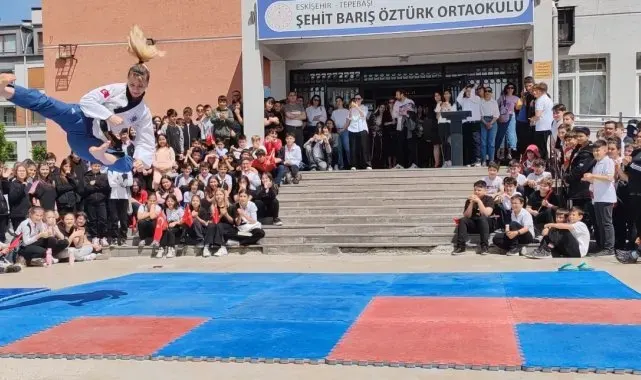 Dünya şampiyonu öğretmen 'uçarak' ders işliyor, öğrenciler onun gibi olmak istiyor