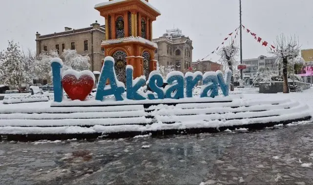 Mevsimin ilk karı Aksaray'ı beyaza bürüdü