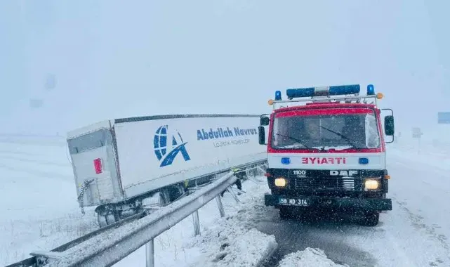 Sivas'ta kar ve kuvvetli fırtına kazayı da beraberinde getirdi: 1 yaralı