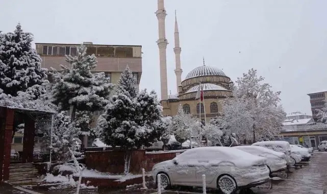 Yozgat'ta yılın ilk kar yağışı kenti beyaza bürüdü