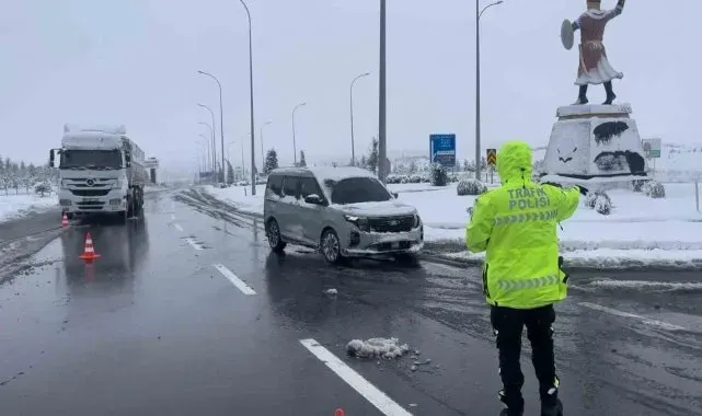 Aksaray'da Nevşehir ve Konya karayolları trafiğe kapatıldı