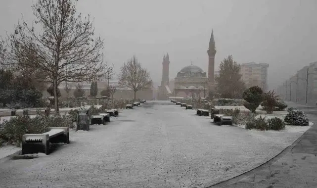 Sivas'ta özlenen kar kent merkezine düştü, sürücüler hazırlıksız yakalandı