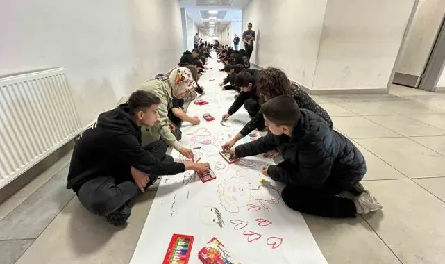 700 öğrenci 'sevgiyi çiziyorum' temasıyla öğretmenlerine olan duygularını resmetti