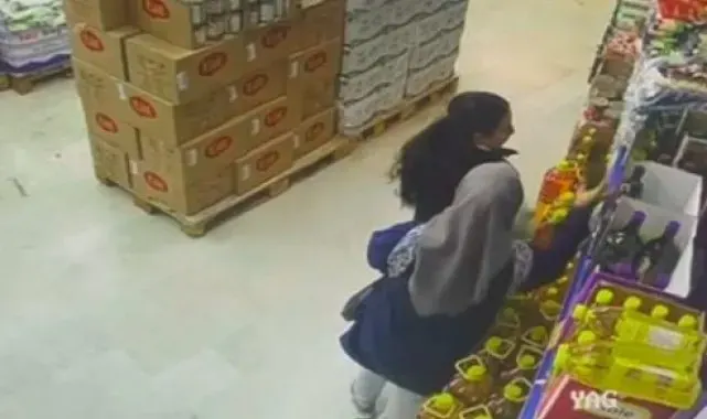 Başakşehir'de markete dadanan zeytinyağı hırsızları kamerada