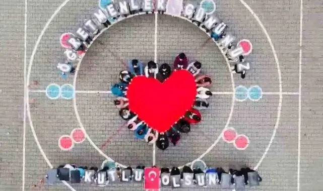 Öğrencilerden 24 Kasım Öğretmenler Günü koreografisi