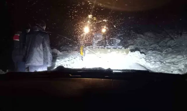Bartın'da kar yağışı: Kimi yolda kaldı, kimi müzik açıp oynadı