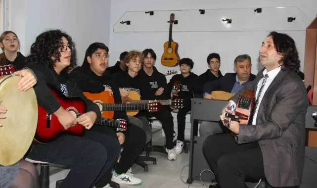 Sinan öğretmen, müzik sınıfıyla öğrencilerini 'Türk müziğine' kazandırıyor