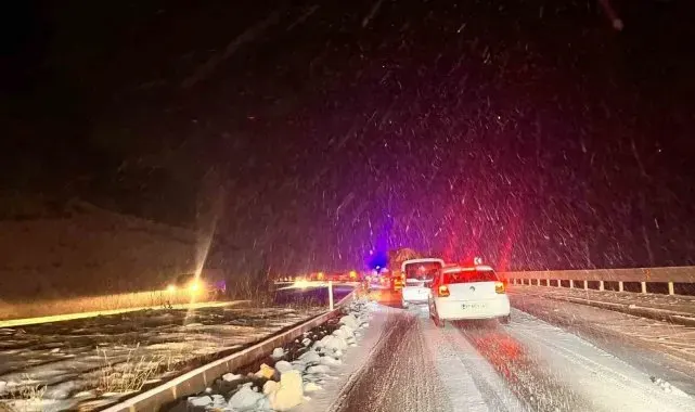 İstanbul'u Karadeniz'e bağlayan D-100 karayolunda kar yağışı etkili oldu