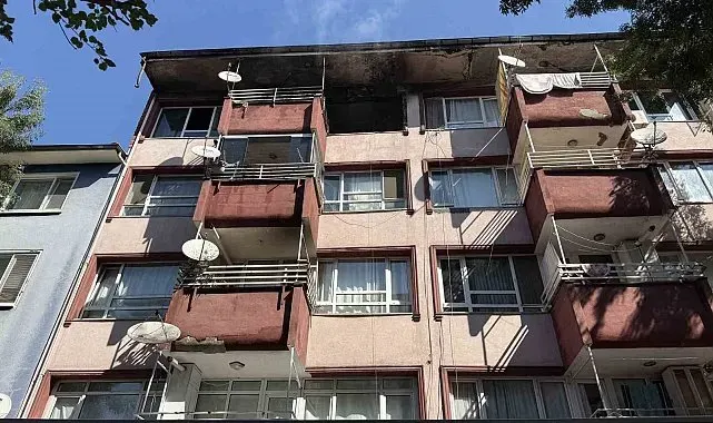 4 katlı binanın üst katında çıkan yangın paniğe neden oldu