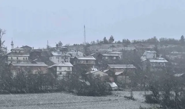 Kastamonu'da kar yağışı başladı, yollar beyaza büründü