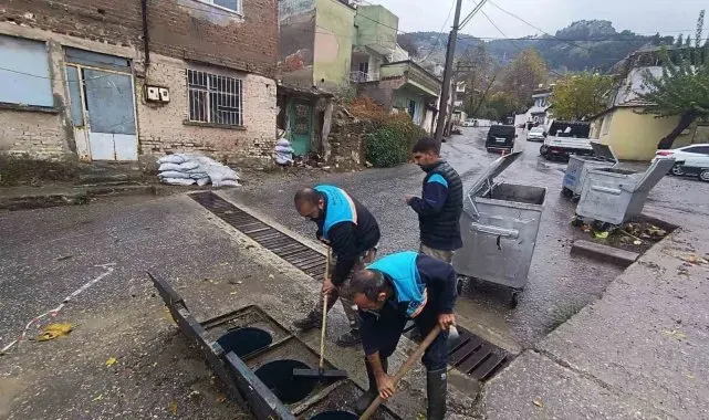 Manisa Büyükşehir ve MASKİ ekipleri şiddetli yağış ve fırtınaya karşı sahada