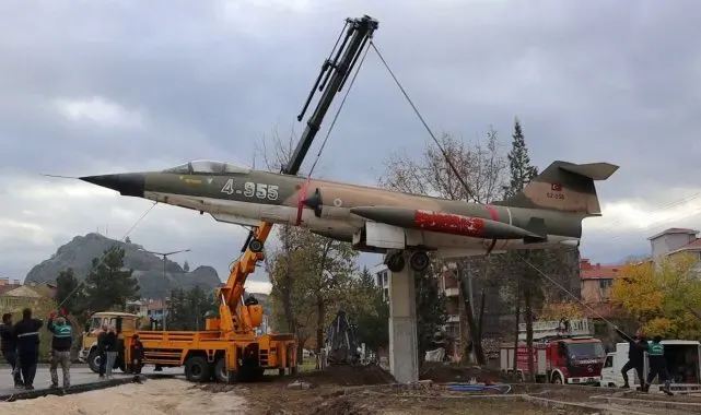 İlçenin simgesi haline gelen savaş uçağı yeni yerine taşındı