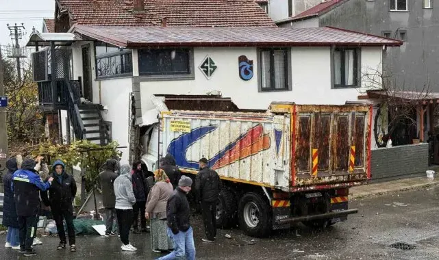 Sakarya'da faciadan dönüldü: Kamyon eve girdi
