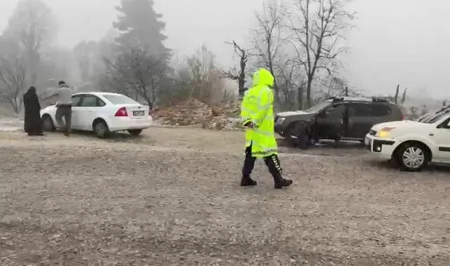 İnegöl'de kar yağışı başladı, sürücüler zor anlar yaşadı