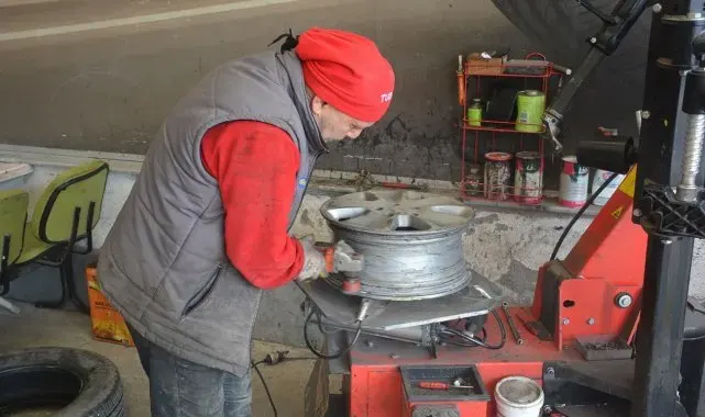 Sinop'ta lastikçilerin kış lastiği mesaisi